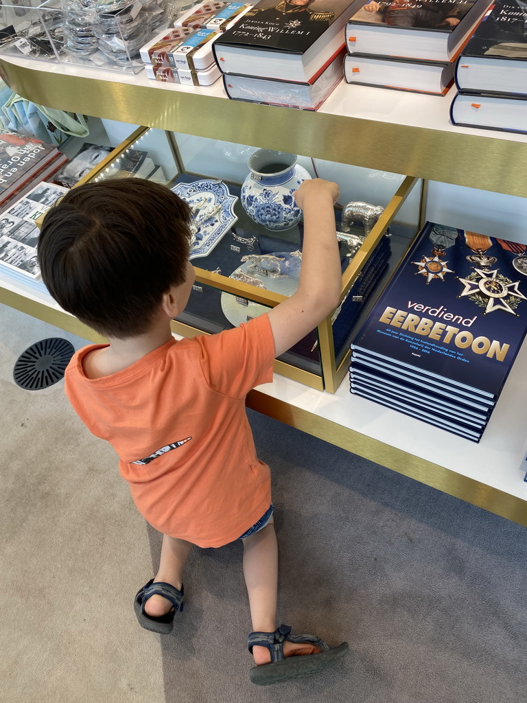 Max at the souvenir shop of Het Loo Palace