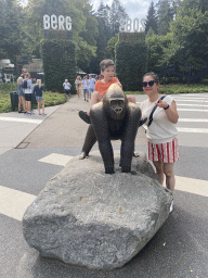 Miaomiao and Max with a Gorilla statue at the entrance to the Stadspark Berg & Bos