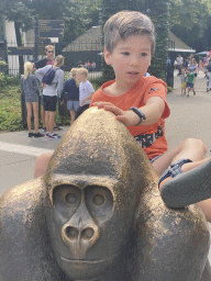 Max on a Gorilla statue at the entrance to the Stadspark Berg & Bos