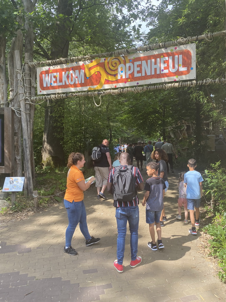 Entrance path to the Apenheul zoo at the Stadspark Berg & Bos