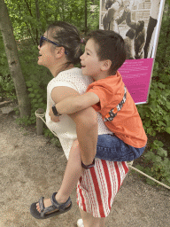 Miaomiao and Max with information on the Woolly Monkey at the Apenheul zoo