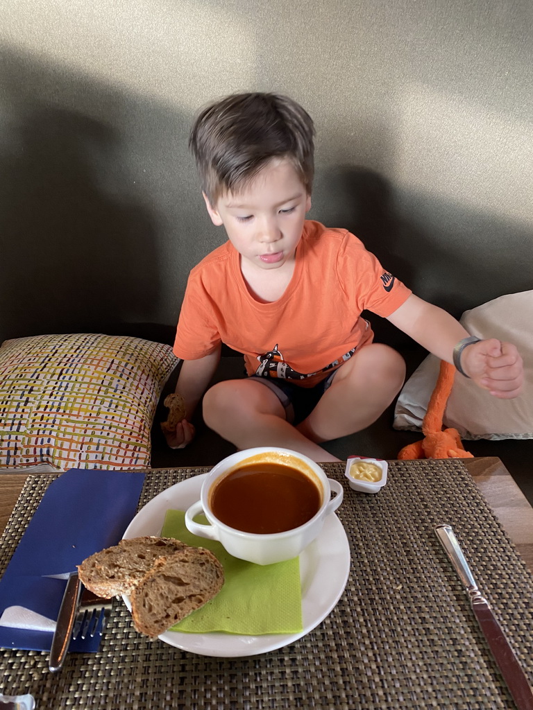 Max with soup and bread at the Boschvijver restaurant at the Stadspark Berg & Bos