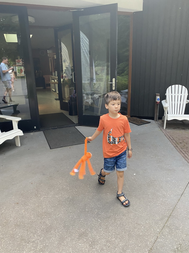 Max in front of the Boschvijver restaurant at the Stadspark Berg & Bos