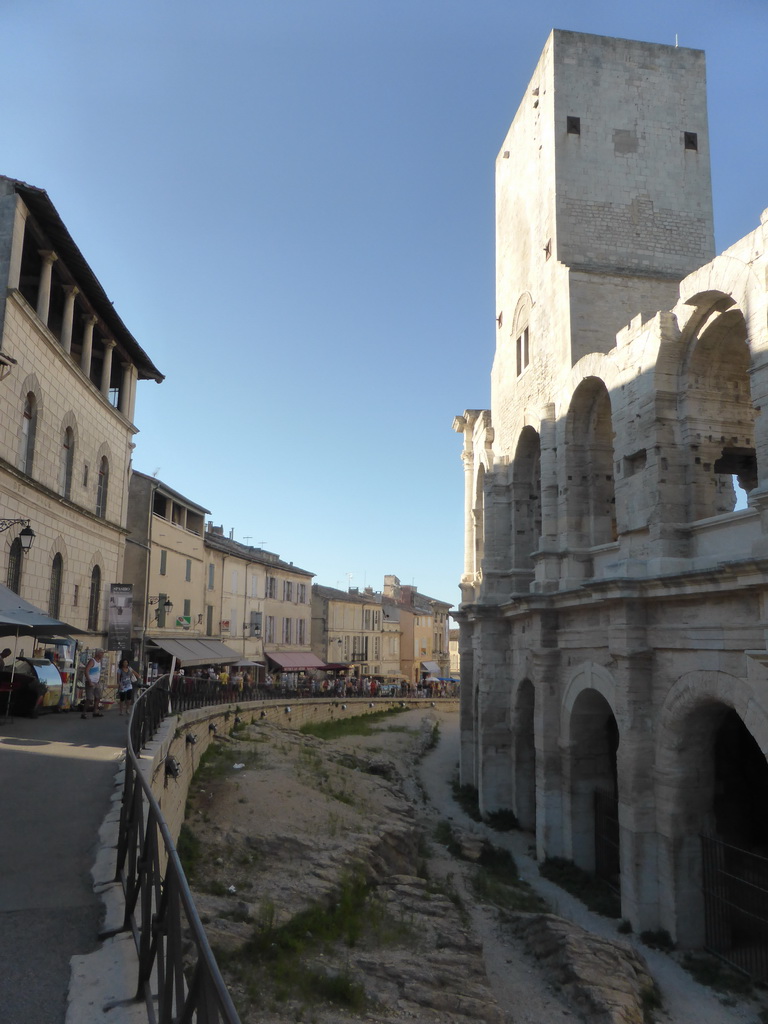 The Rond-point des Arènes street, the Pro des Tours Sarrasines square and the west side of the Arles Amphitheatre
