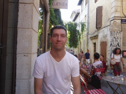 Tim at the Resto Querida restaurant at the Rue des Arènes street