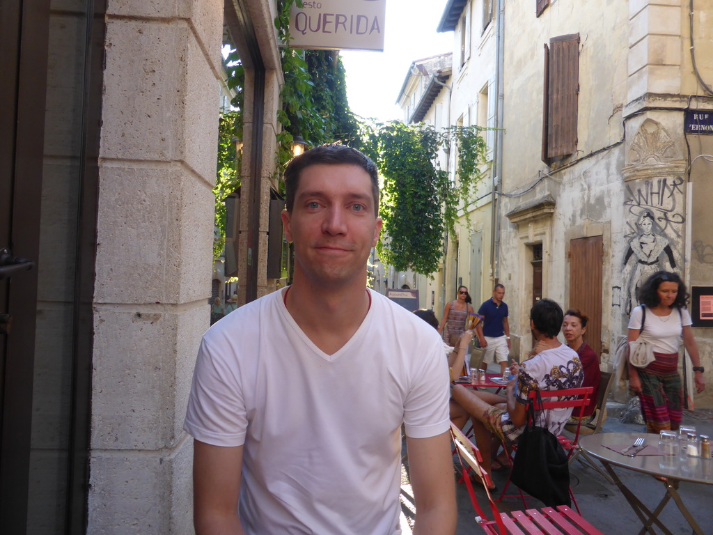 Tim at the Resto Querida restaurant at the Rue des Arènes street