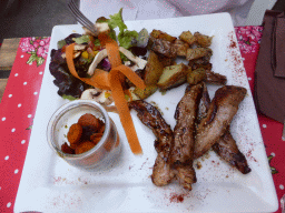 Dinner at the Resto Querida restaurant at the Rue des Arènes street