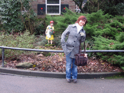 Miaomiao with a statue at Burgers` Zoo