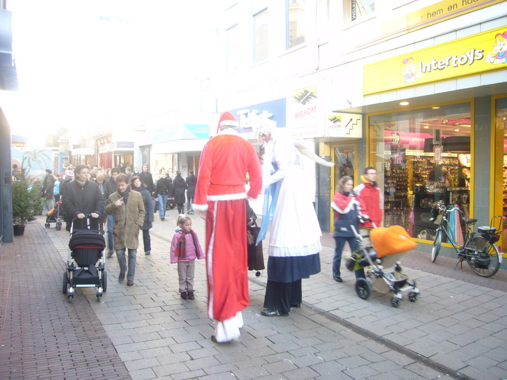 Street theater in the city center, during the Warm Winter Weekend