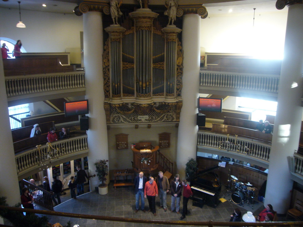 Singers inside the Koepelkerk Arnhem