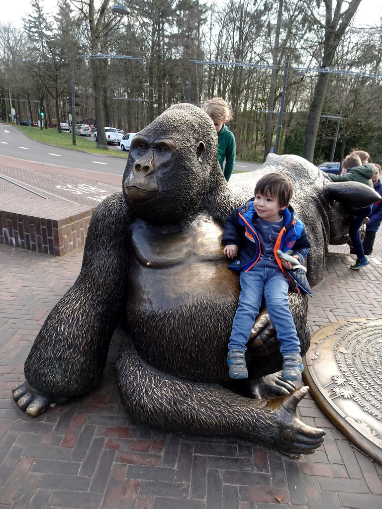 Max with a Gorilla statue at the entrance to Burgers` Zoo