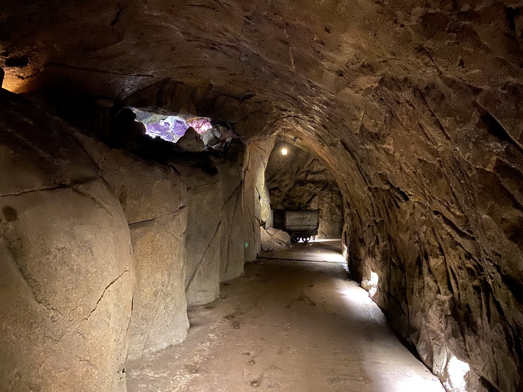 Mine shaft with minerals in the tunnel from the Desert Hall to the Bush Hall of Burgers` Zoo