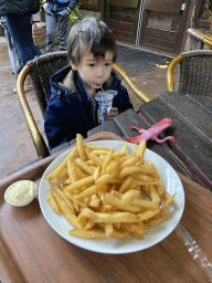 Max having lunch at the Bush Restaurant at the Bush Hall of Burgers` Zoo