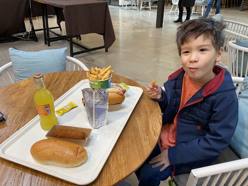 Max having lunch at the Park Restaurant at the Park Area of Burgers` Zoo