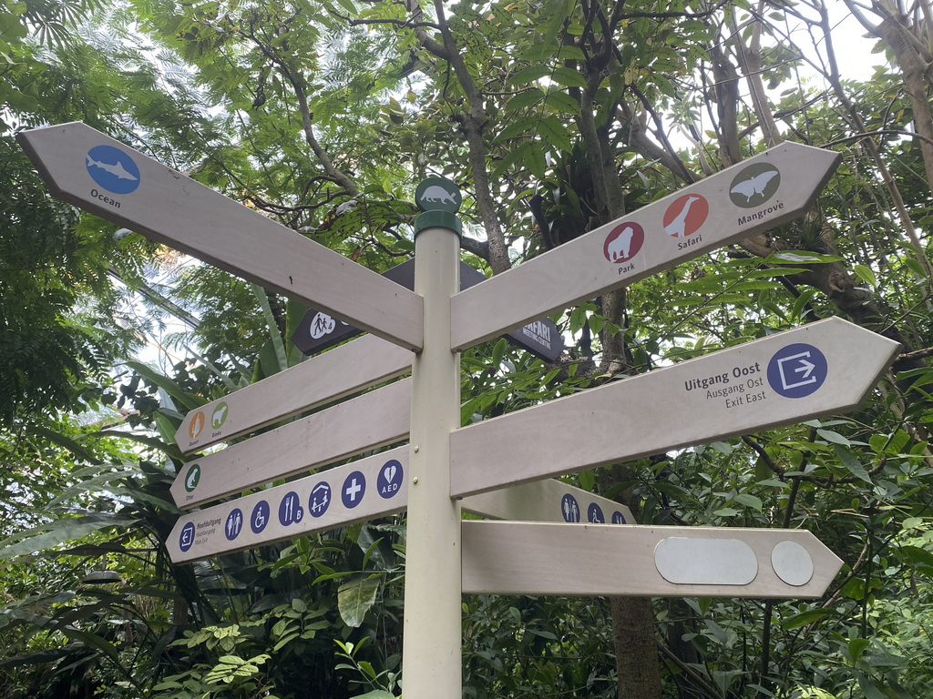 Signpost at the Bush Hall of Burgers` Zoo