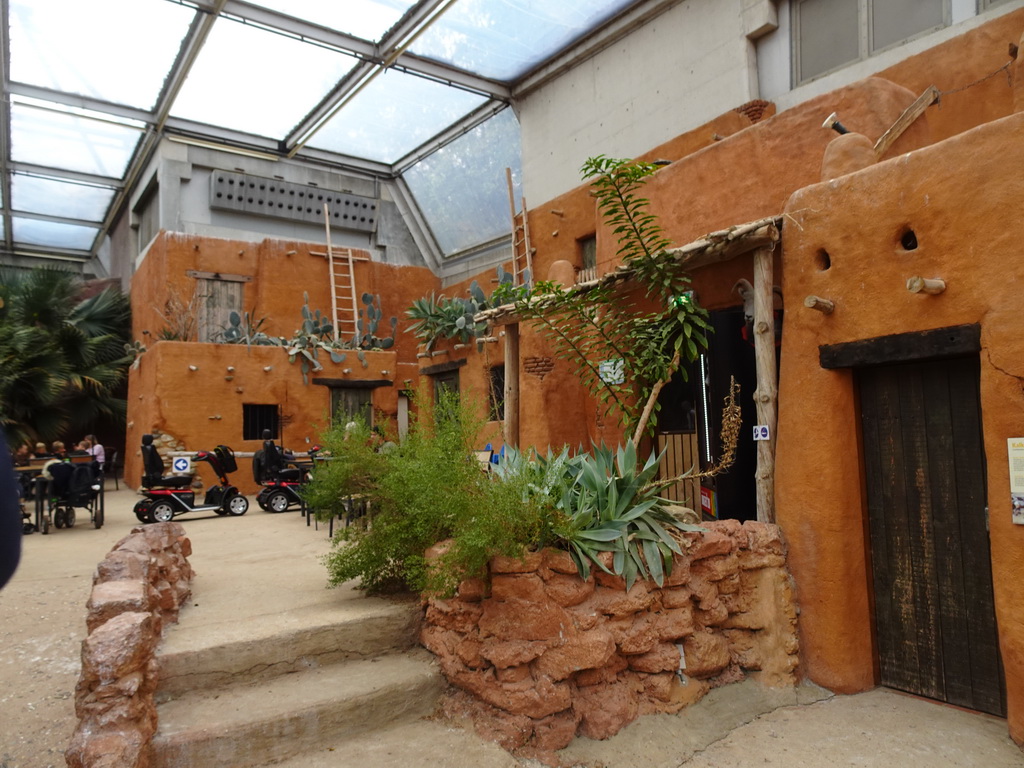 Front of the restaurant at the Desert Hall of Burgers` Zoo