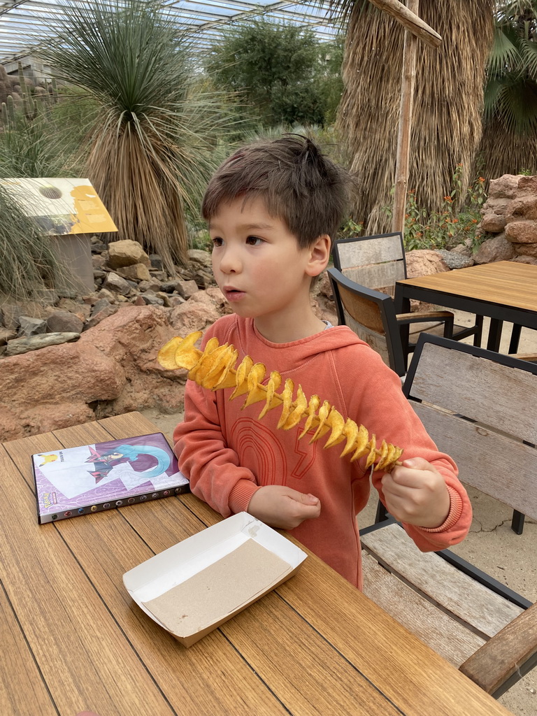 Max with an Eigenheymer at the terrace of the restaurant at the Desert Hall of Burgers` Zoo