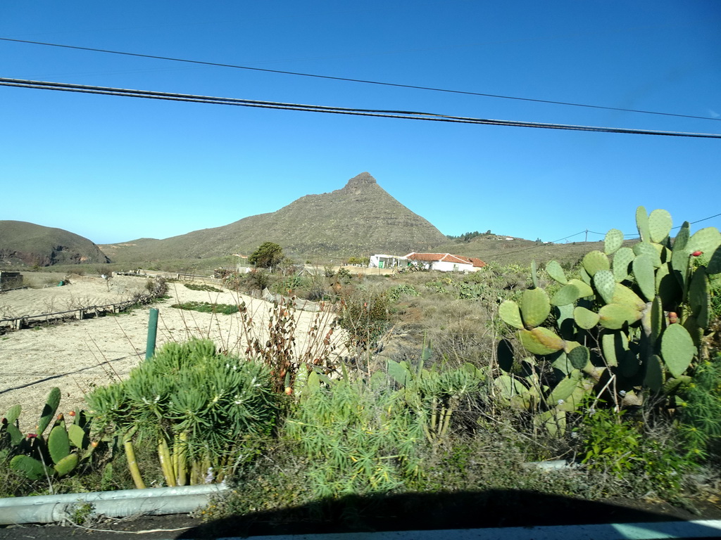 The Roque Imoque mountain, viewed from the rental car on the Calle Camino-Real street