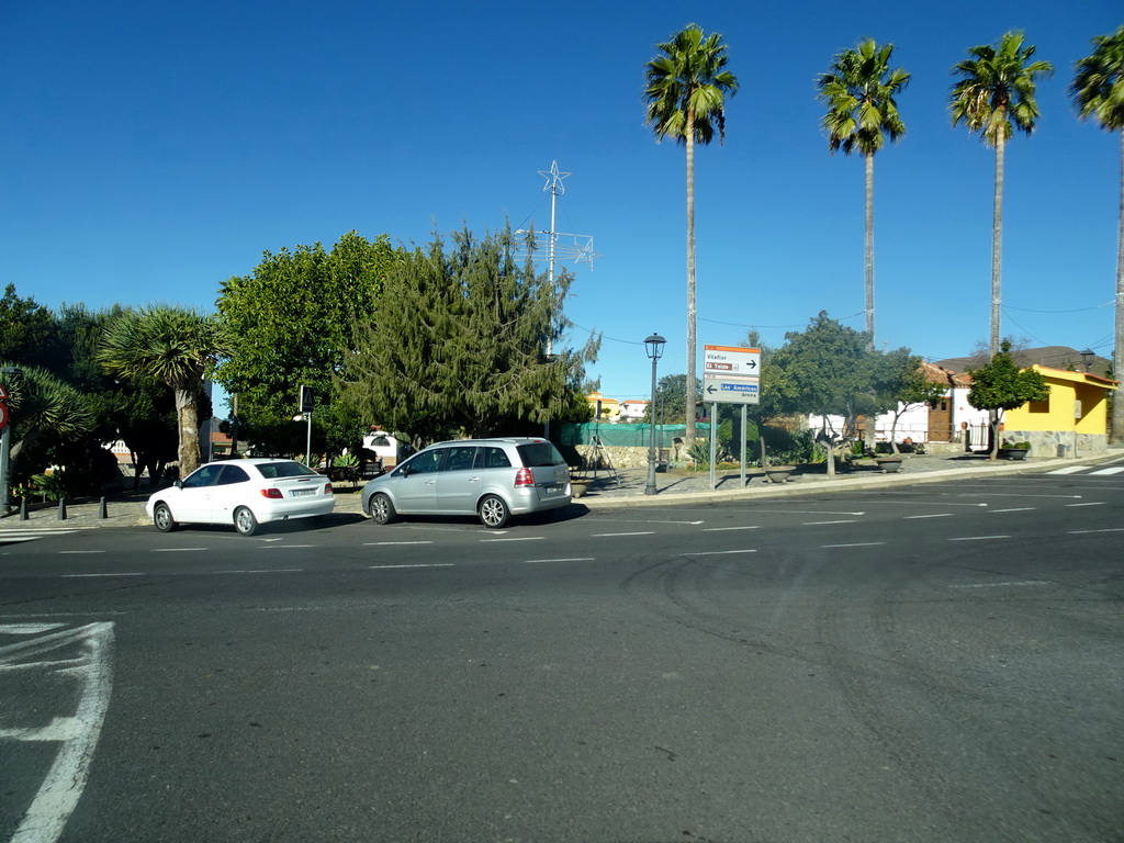 The crossing of the TF-51 road and the Calle Camino-Real street at the town of La Escalona, viewed from the rental car