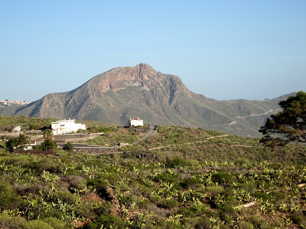 Mountain and houses on the south side of the island, viewed from a parking lot along the TF-51 at the south side of town