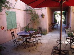 Tables at the courtyard of the Vert Hôtel