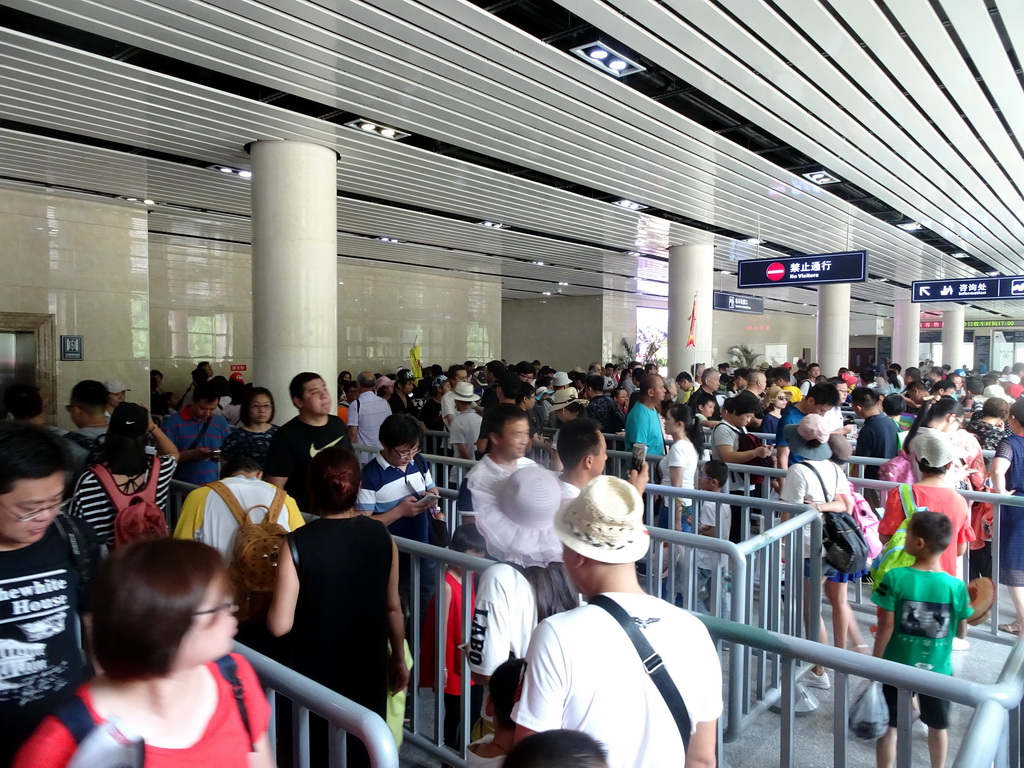 Queue at the entrance building to the cable lift to the Badaling Great Wall