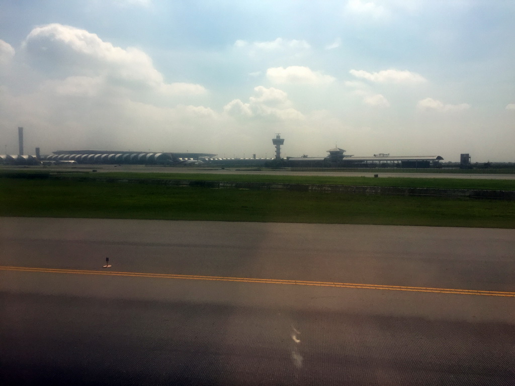 Bangkok Suvarnabhumi Airport, viewed from the airplane from Haikou