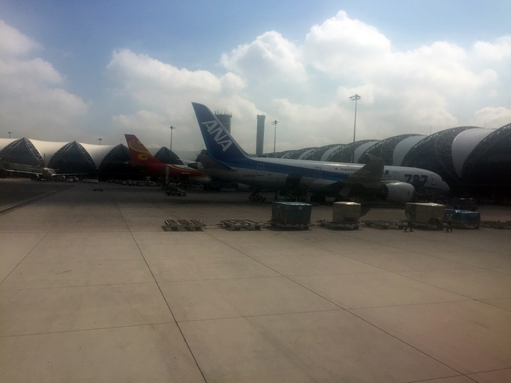 Airplanes at Bangkok Suvarnabhumi Airport, viewed from the airplane from Haikou