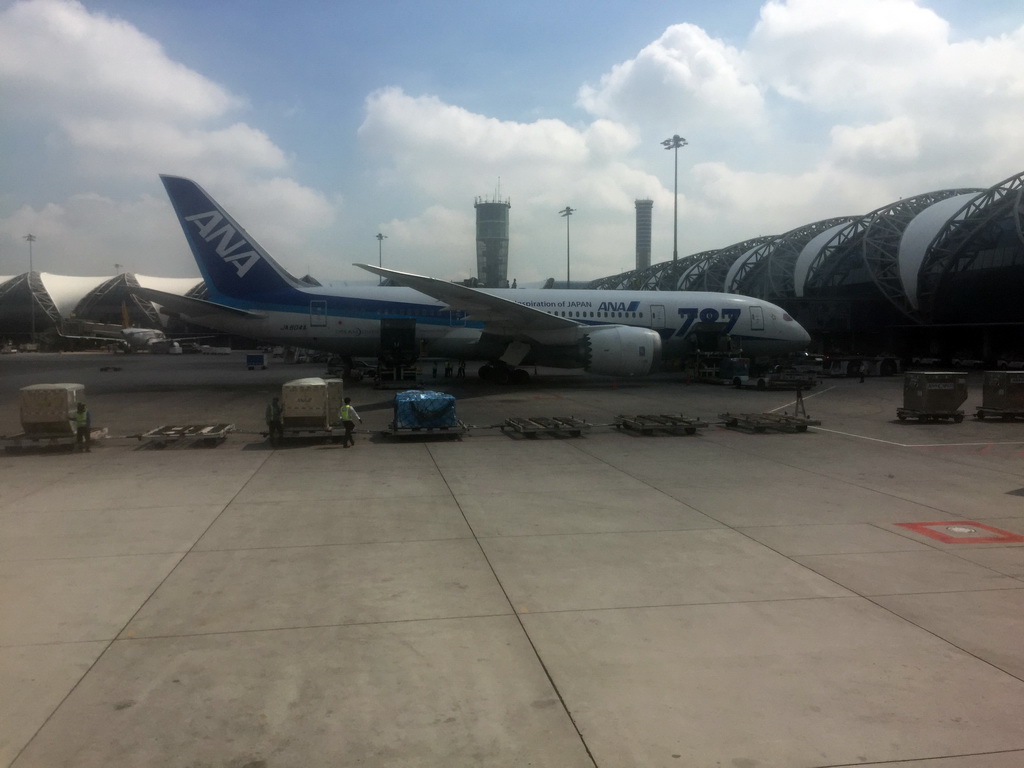 Airplanes at Bangkok Suvarnabhumi Airport, viewed from the airplane from Haikou