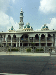 Mosque at Phatthanakan 38 Road, viewed from the taxi on Motorway 7