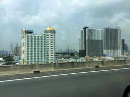 The Al Meroz Hotel and the Fuse Mobius Ramkhamhaeng Condo building, viewed from the taxi on Motorway 7