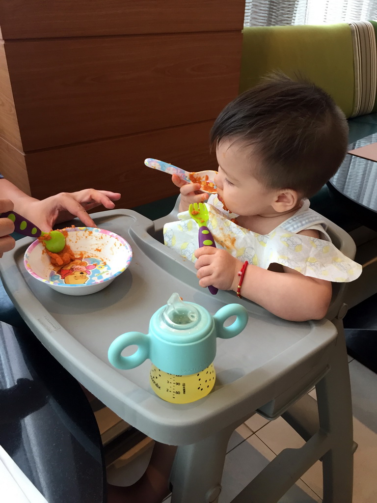 Max having lunch at the MoMo Café at the Courtyard by Marriott Hotel Bangkok