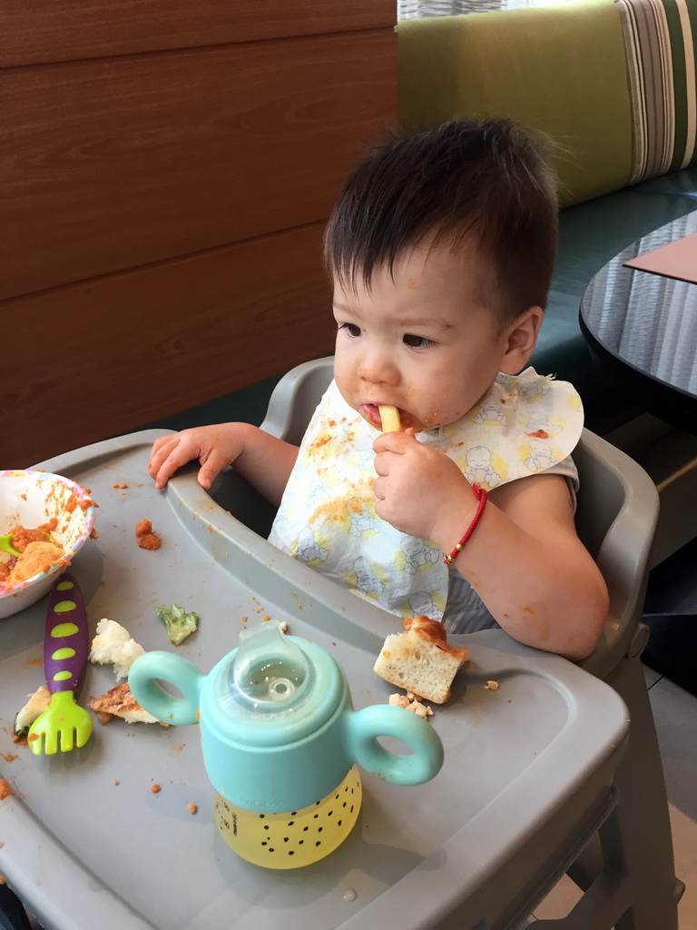 Max having lunch at the MoMo Café at the Courtyard by Marriott Hotel Bangkok