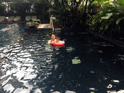 Miaomiao and Max in the swimming pool of the Grande Centre Point Hotel Ratchadamri Bangkok