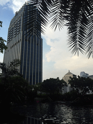 The swimming pool of the Grande Centre Point Hotel Ratchadamri Bangkok, the Renaissance Bangkok Ratchaprasong Hotel and the Mercury Tower