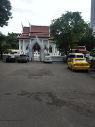 Front of the Wat Pathumwanaram Ratchaworawihan temple at Rama I Road