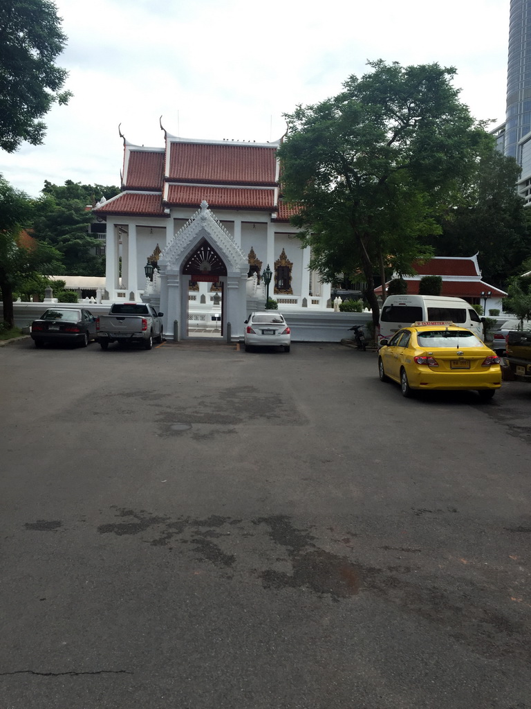 Front of the Wat Pathumwanaram Ratchaworawihan temple at Rama I Road