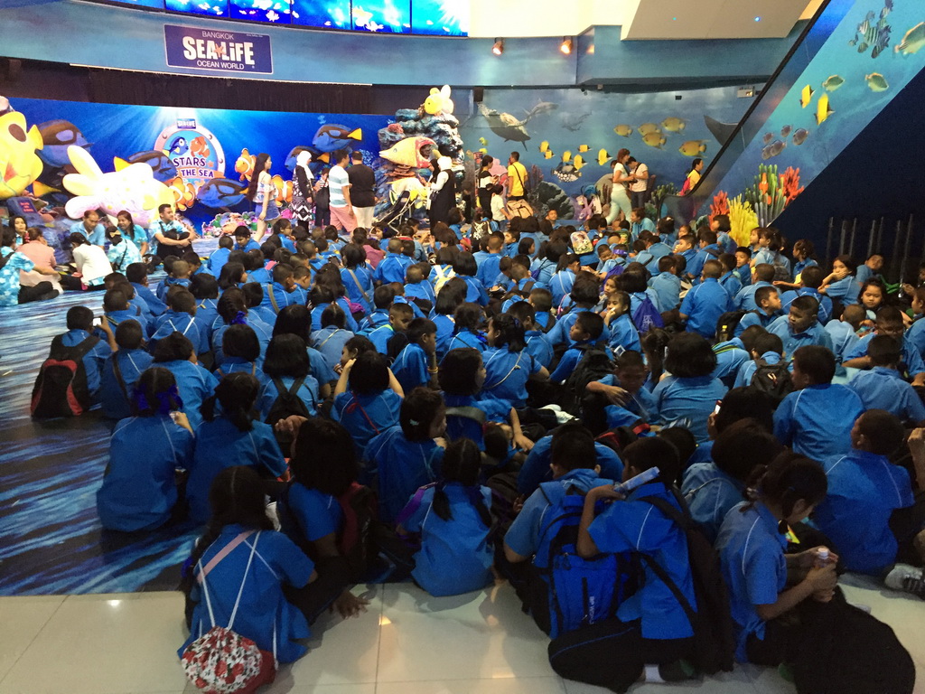 School class in the foyer of the Sea Life Bangkok Ocean World