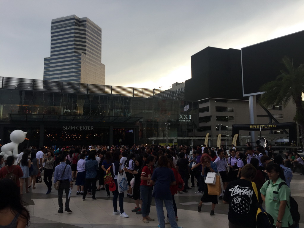 East entrance of the Siam Center shopping mall and Siam Tower