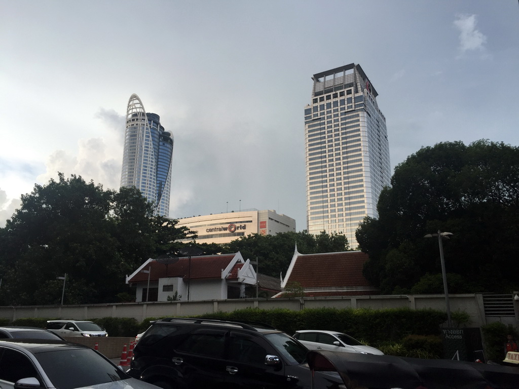 The southwest side of the Wat Pathumwanaram Ratchaworawihan temple and the Central World shopping mall with the Centara Grand & Bangkok Convention Centre and the Central World Tower