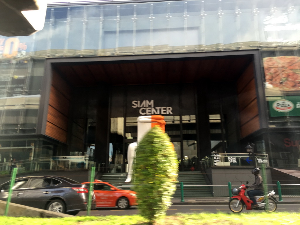 Front of the Siam Center shopping mall at Rama I Road, viewed from the taxi