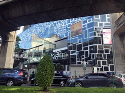 Front of the Siam Discovery Centre at the Pathum Wan Junction, viewed from the taxi