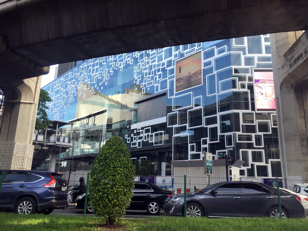 Front of the Siam Discovery Centre at the Pathum Wan Junction, viewed from the taxi
