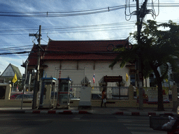 The Wat Chai Mongkol temple at Rama I Road, viewed from the taxi