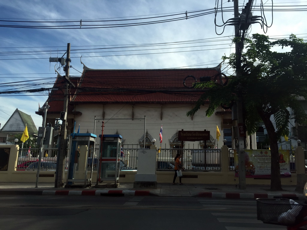 The Wat Chai Mongkol temple at Rama I Road, viewed from the taxi