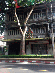 Building with decoration at the crossing of Lan Luang Road and Thanon Chakkraphatdi Phong street, viewed from the taxi