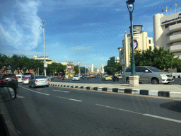 Ratchadamnoen Klang Road and the Democracy Monument, viewed from the taxi