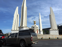 The Democracy Monument at Ratchadamnoen Klang Road, viewed from the taxi