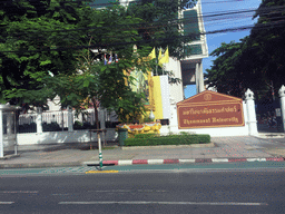 Front of the Thammasat University at Na Phra That Alley, viewed from the taxi