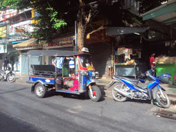 Rickshaw and shops at Maha Rat Road, viewed from the taxi